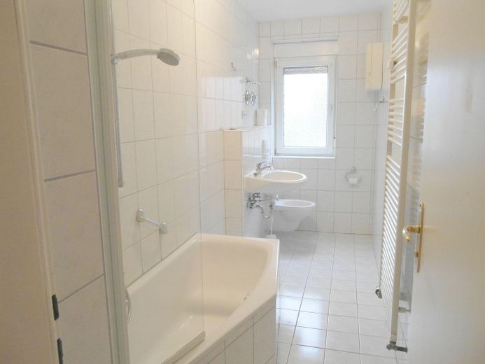 Sehr schöne, große und helle 2-Zi Whg mit Autoabstellplatz in Biebelried – Foto 4