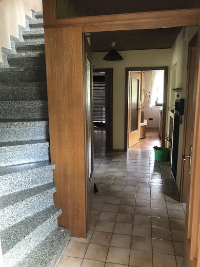 Einfamilienhaus mit Garten und eigenem Bachzugang !! – Flur EG & Granittreppe ins OG