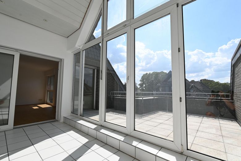 Mieszkanie typu penthouse w Köln-Wahn – 110 m² | taras na dachu | ogród zimowy | balkon | miejsce w garażu podziemnym – Wintergarten