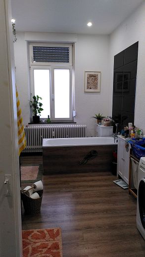 Großzügige Wohnung mit Hinterhof-Terrasse in Bahnhofsnähe – Badewanne im Bad