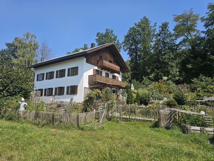 Attraktive 5-Zimmer-Maisonettewohnung in Alleinlage mit eigenem Garten&Pool – Objektansicht