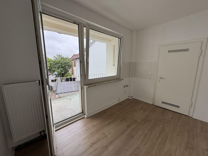 Frisch renovierte 3-Zimmer-Wohnung mit Balkon, frei ab sofort – Küche, Zugang Balkon