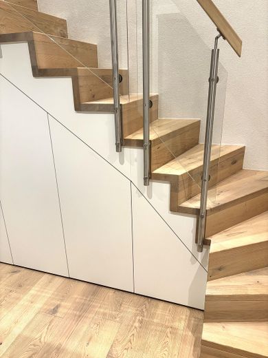 Vollholztreppen mit Einbau