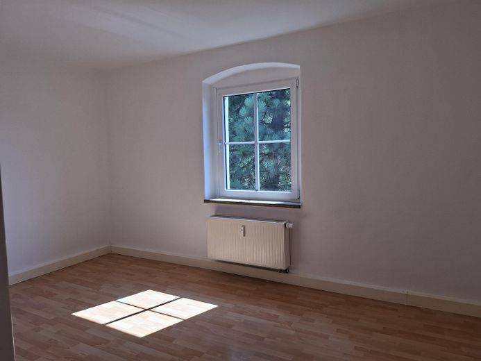 3-Raum-Wohnung, große Küche, 1.OG rechts, Bad mit Fenster, Wanne und Dusche / ALG + BG möglich – Blick in das Kinderzimmer/AZ