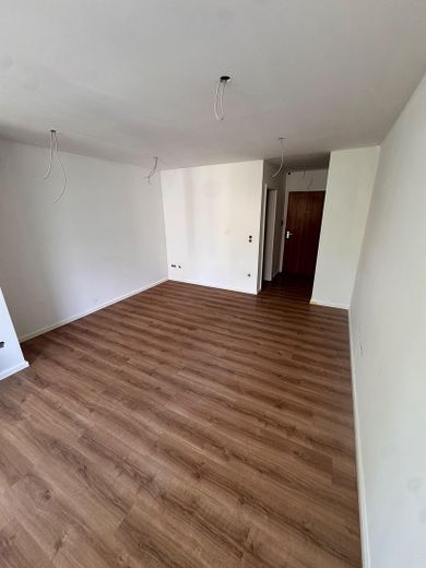 Neu saniertes Appartement in der Gotthardstr. 8 in Laim von privat zu vermieten – Hauptraum mit Flur