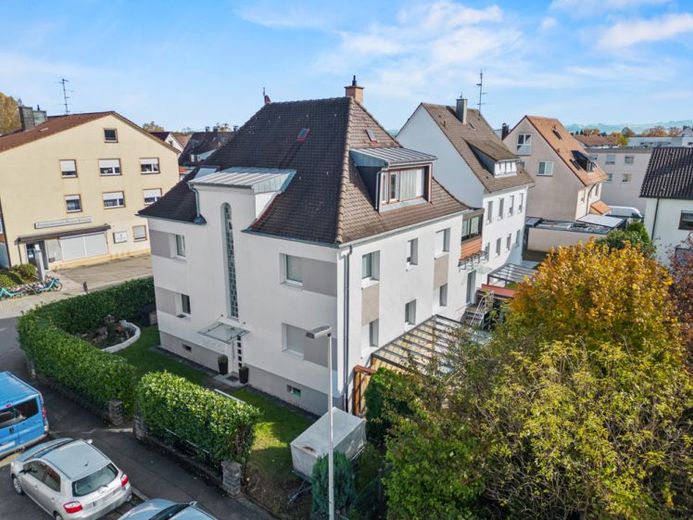 Grazioso appartamento di 3 locali all’ultimo piano in una zona residenziale privilegiata di Friedrichshafen – Foto 1