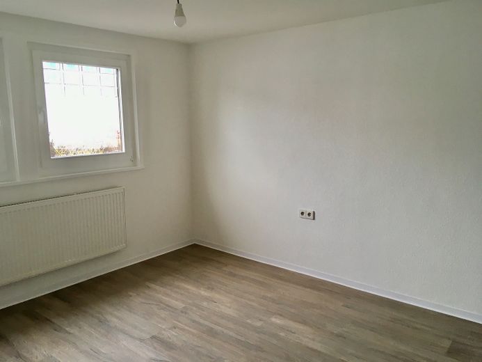 Von PRIVAT _  Komplettsanierung 2021, 2,5 ZW, DG, S-Zuffenhausen, nahe Stadtpark, S-Bahn + A81 – Schlafzimmer