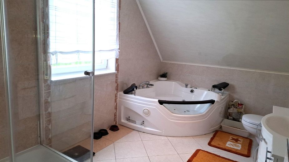 Bad mit Dusche im OG