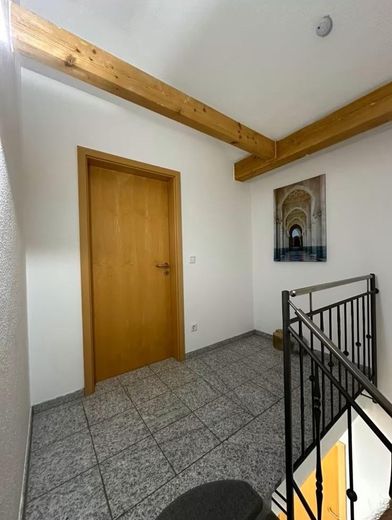 Raumwunder in Bestlage -Stillvolle DHH mit 7 Zimmern & TOP Energieeffizienz A+ – Eingang DG