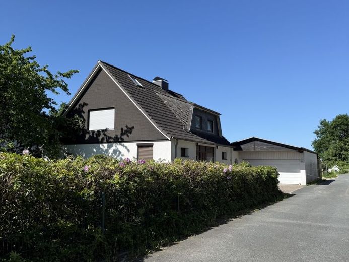 Norderstedt में 1.267 m² का विकास भूखंड – बहु-परिवार आवासीय भवन या अर्ध-पृथक मकान का निर्माण संभव – फोटो 1