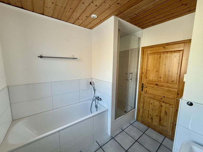 Barrierefreie Erdgeschosswohnung mit großem Garten & Terrasse in Wesseling-Keldenich – Badezimmer