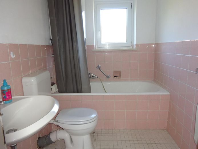 Schöne 2-Zimmer-Wohnung mit Balkon – Bad