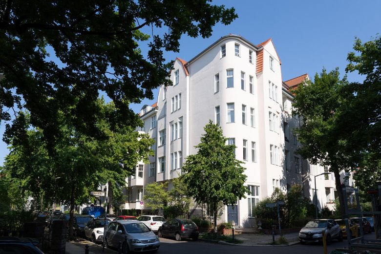 Provisionsfrei: Am Cosimaplatz in Friedenau, 2.5 Zimmer Altbau mit Balkon im 3.OG, Fernwärme – Das Altbau Eckhaus