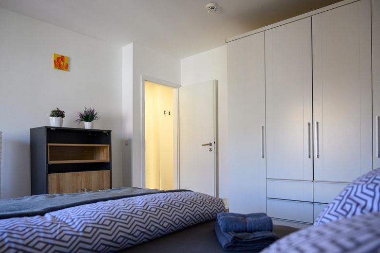 Moderne Wohnung in Alsternähe mit Balkon | Zentral und Blick ins Grüne – Schlafzimmer - Ansicht #4