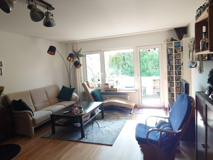 3,5 Zimmer Wohnung, hell, gut geschnitten mit 2 Balkonen und TG – Wohnzimmer