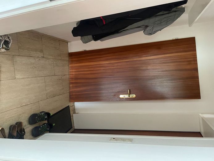 Charmante, modernisierte Ein-Zimmer-Dachgeschosswohnung in Toplage – Eingangstür