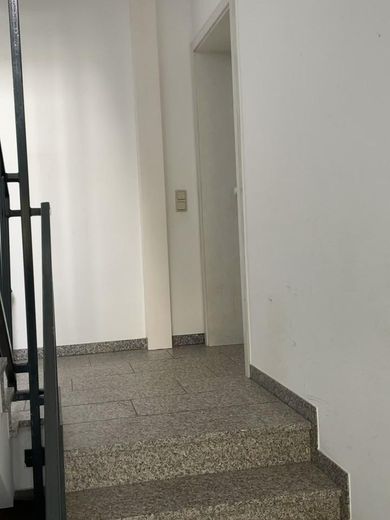 Aantrekkelijk, pas gerenoveerd 3-kamerappartement op een gewilde hoger gelegen locatie met onbelemmerd weids uitzicht – Sauberer Hausflur