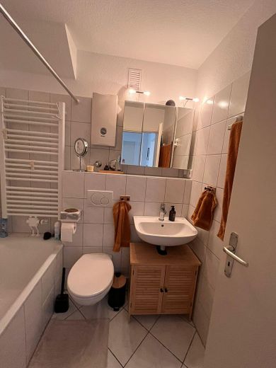 Badezimmer mit Spiegelschrank