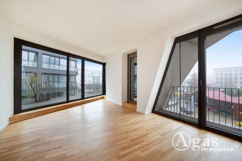 Berlin-Mitte'de yaklaşık 141 m², hazır mutfak ve harika balkonlu özel 4 odalı daire! – Hinterer Teil des Wohnzimmers