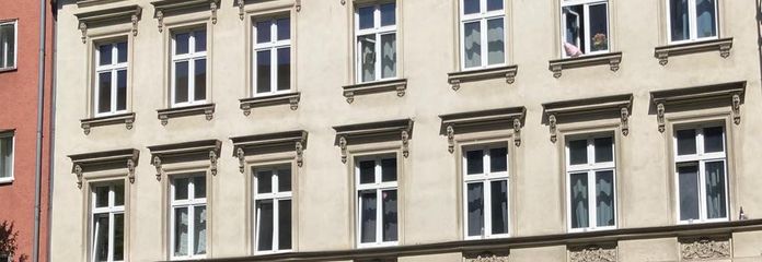 Provisyon yok. Neukölln'ün kalbinde ışıkla dolu ve geniş eski bina dairesi – Fassade