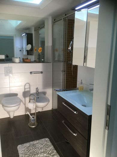 Commission-free 4-room apt., heating NEW, roof 2018 NEW! Parquet, high-quality fittings! – Haupt-Bad mit Bidet