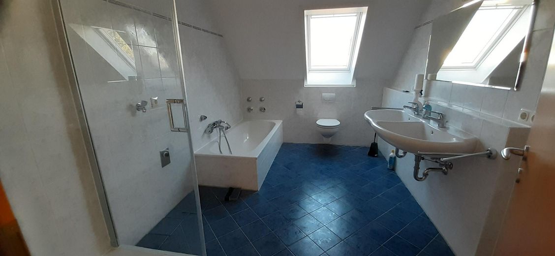 Von privat: Helle 3 Zi. DG-Wohnung bei Olching, Balkon, TG, fußläufig S3 – Foto 1