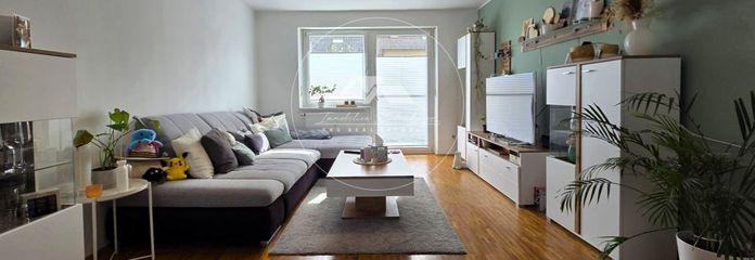 Selten: 4-Zimmer-Wohnung mit Privatgarten, Balkon, Garage &amp;  Top Anbindung – Wohnzimmer mit Zugang zum Garten