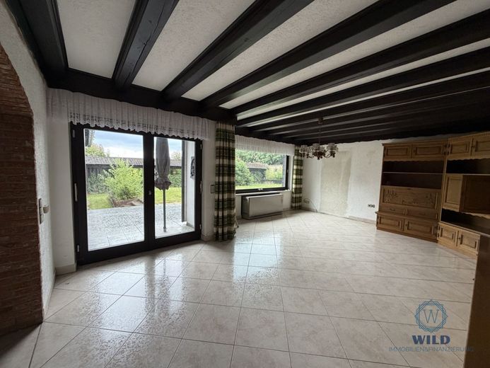 Großzügiges Einfamilienhaus mit Studio, Loggia &amp; Terrasse in Heusweiler – Wohnzimmer