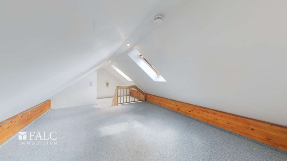 2-kamerappartement met balkon, parkeerplaats en kelder - perfect voor singles of 2 personen – Spitzboden