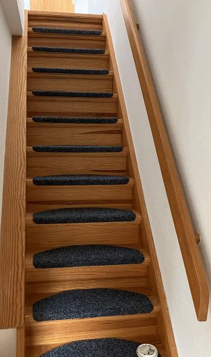 Gepflegtes Reihenhaus in ruhiger Lage zu vermieten – Treppenaufgang zum Spitzboden