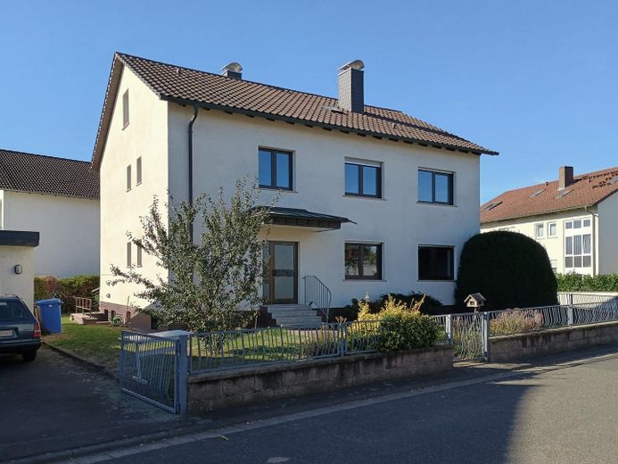 Appartamento ristrutturato con 3 locali (piano terra), cucina e terrazza esposta a sud, in posizione tranquilla a Kleinostheim – Haus 
