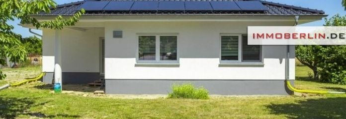 IMMOBERLIN.DE - Moderner Bungalow mit traumhaftem Sonnengarten & verpachtetem Land