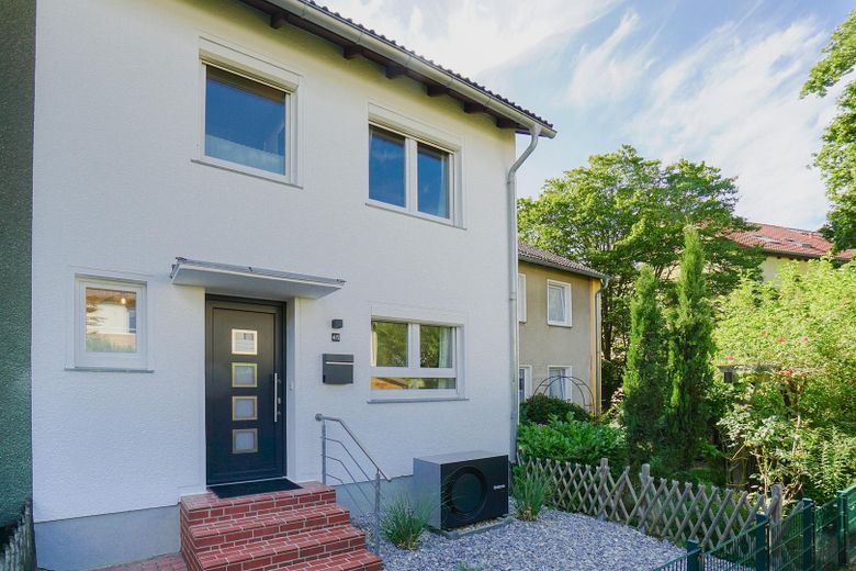 *Einziehen und wohlfühlen* - Ihr stilvoll renoviertes energieeffizientes Reihenhaus in WF – Außenansicht