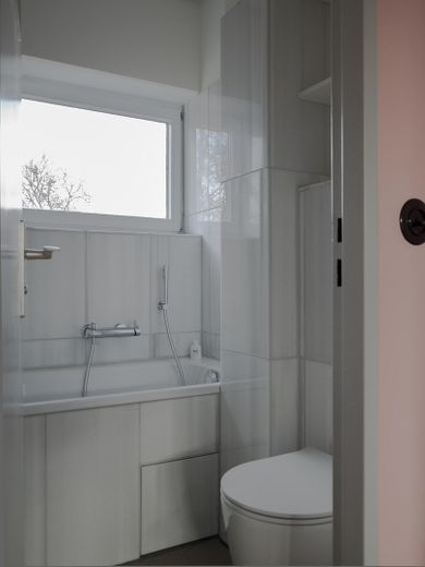 Interbau 1957 en el barrio Hansaviertel: 49,5 m² llenos de luz en la 3.ª planta | sin comisión – Badezimmer