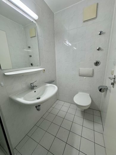 Familiengerecht – gut geschnittene 3-Zimmerwohnung in  München Schwabing-Freimann – Gästebad mit Dusche