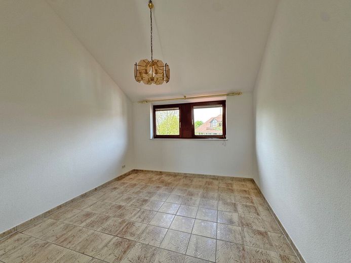 Bezugsfrei: Dachgeschosswohnung mit 2 herrlichen Dachterrassen in Taufkirchen – Schlafzimmer