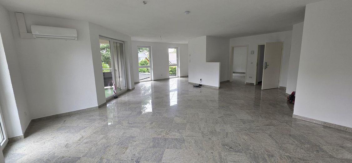Casa residenziale e commerciale rappresentativa, non affittata, su terreno di 948 m² – Wohnung 1 OG Raum 1