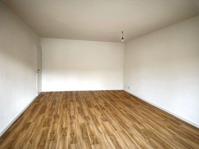 Bezugsfrei: sanierte, helle 3-Zimmer mit großem Balkon, Einbauküche inkl. Garage – Wohnzimmer 