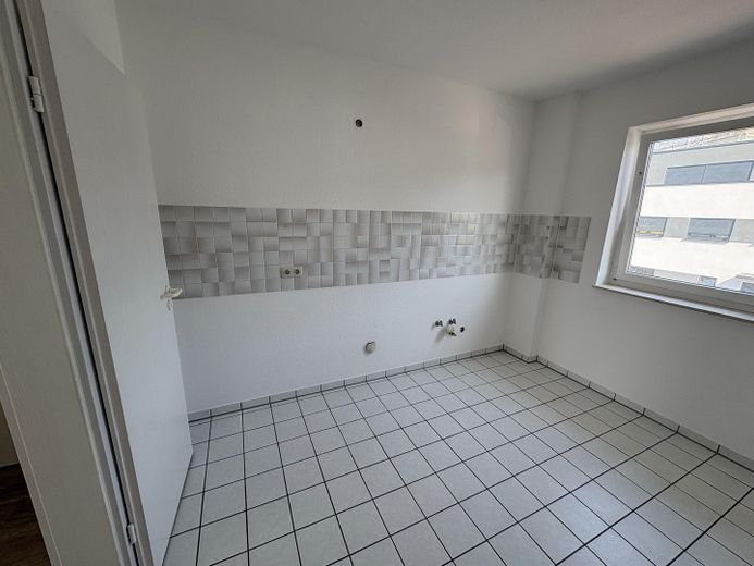 2-Zimmer-Wohnung, Balkon, Küche, Bad, HWR, Keller, nahe Südbahnhof – Küche