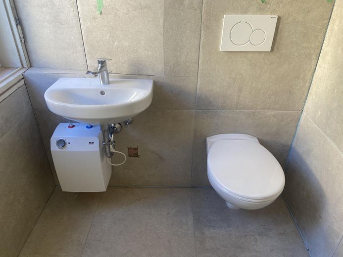 Steingruber Yapısı’nda Mağaza veya Ofis: 94 m², yenilenmiş, 3 vitrin – Ansbach Neustadt – Toilette