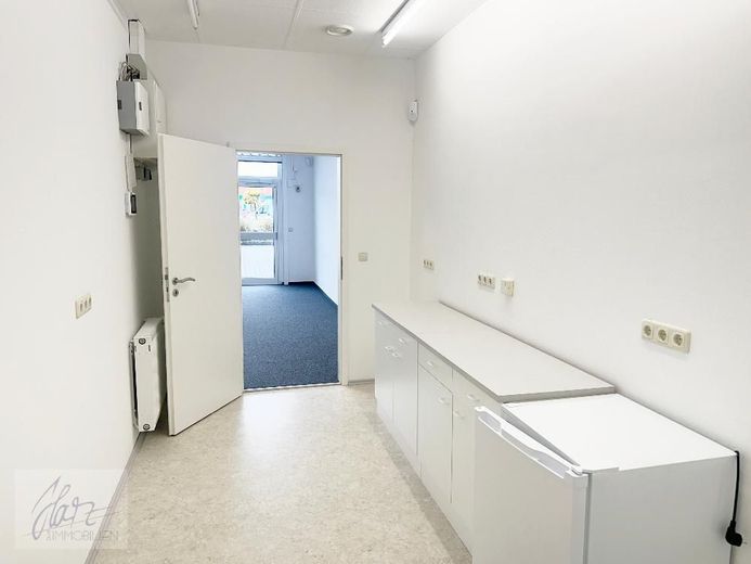 ***UNITÉ COMMERCIALE INONDÉE DE LUMIÈRE DANS LE PARC COMMERCIAL À NÜNCHRITZ*** - emplacement parfait pour votre activité ! – Küchenbereich mit Blick Richtung Geschäftsbereich