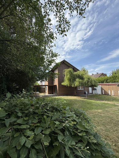 Grande giardino, tecnologia moderna, brevi distanze – la vostra casa a Leopoldshöhe-Asemissen – Gartenblick auf das Haus