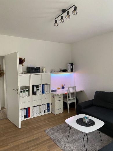 Renoviert, 2,5 ZKB Zentral ruhig, eigener Garten, möbliert – Wohnzimmer