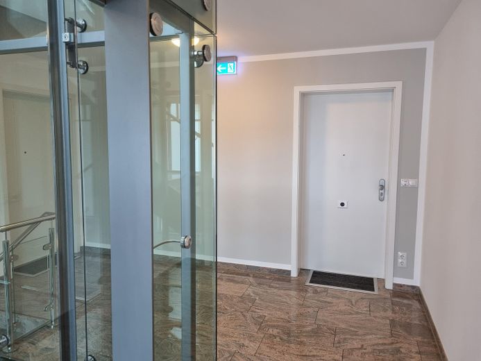 Lüks daire, Timmendorfer Strand'ın merkezinde, 3 oda, 123 m², yeraltı otoparkında park yeri – Wohnungstür mit Fahrstuhl