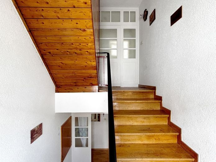 Erstbezug nach Sanierung: Helle 3-Zimmer-Wohnung mit Einbauküche &amp; Top-Dämmung - ideal für 1-2 Personen – Treppenhaus