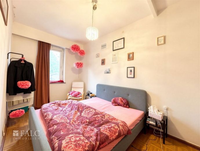 Mehrfamilienhaus mit Potenzial – Erdgeschoss Schlafzimmer - (KI generiert)
