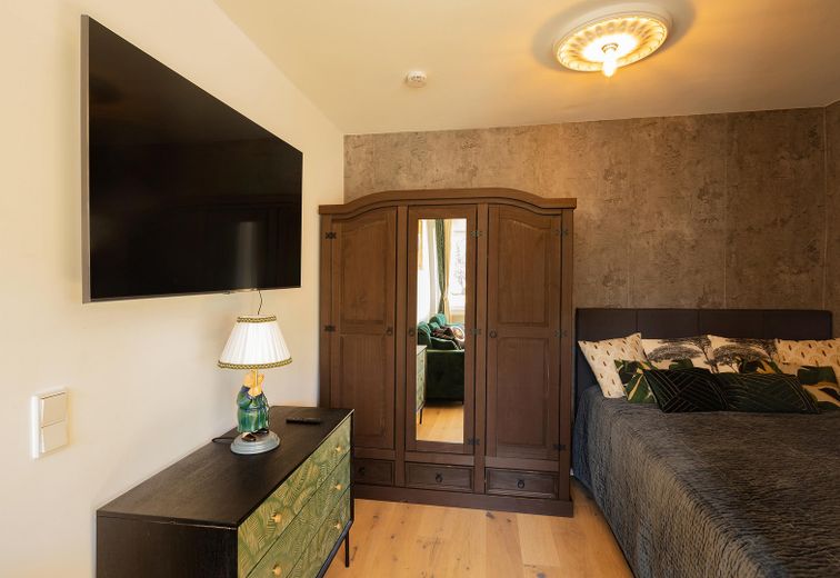 Wunderschöne City Wohnung im Zentrum von Dachau mit Blick auf den Schlosspark! Vollständig möbliert. – Schlafbereich 