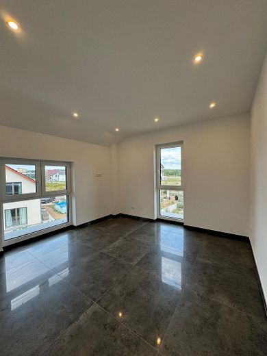 Moderne 9-Zimmer-Neubauwohnung mit ca. 235 m², zwei Küchen und zwei Balkonen in Rodenbach – फोटो 9