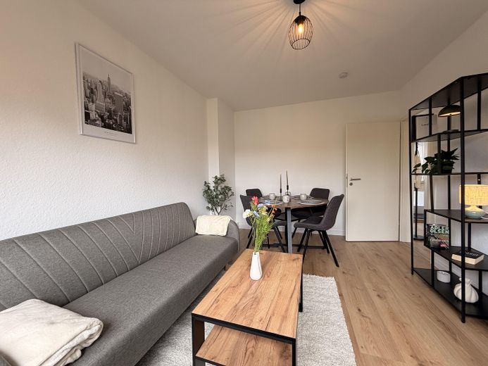 Sofort bezugsbereit: 2-Zimmerwohnung in modernisiertem Topzustand – Wohnzimmer