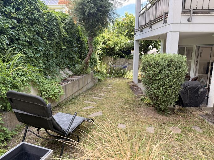 Sonnige 3-Zimmerwohnung mit Garten und Blick auf die Weinberge – Garten mit überdachter Terrass